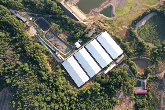 大山里的廠房