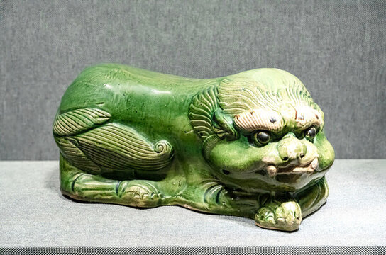 綠釉臥獅枕