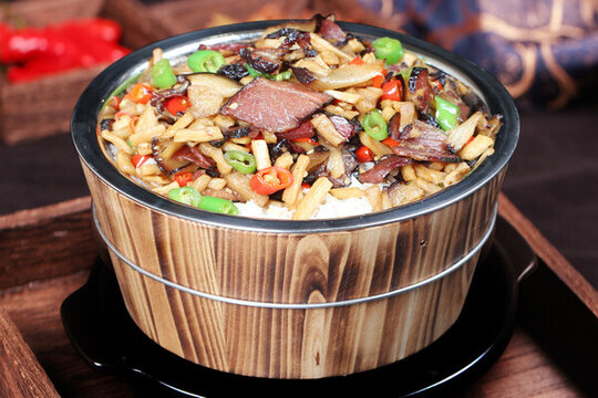 臘肉木桶飯