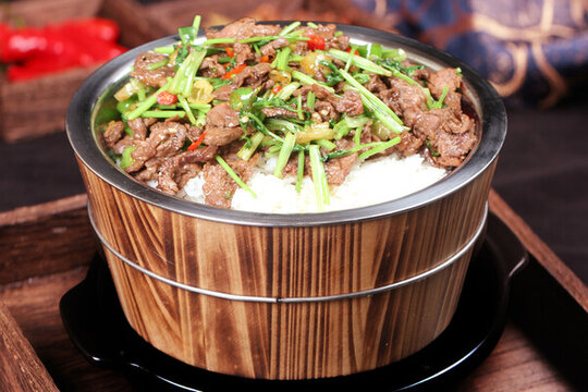 小炒牛肉木桶飯
