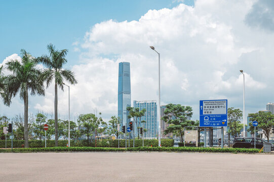 藍(lán)天街景高樓香港環(huán)球貿(mào)易廣場(chǎng)