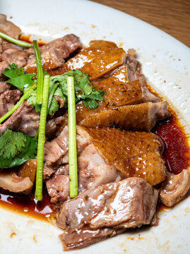 白色陶瓷餐盤里的鹵水鵝肉
