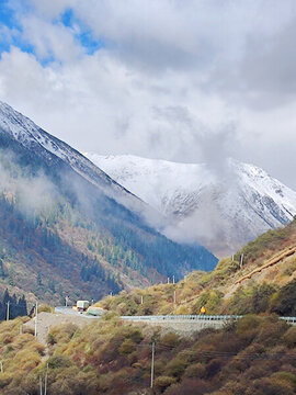 川西雅克夏雪山下G347公路