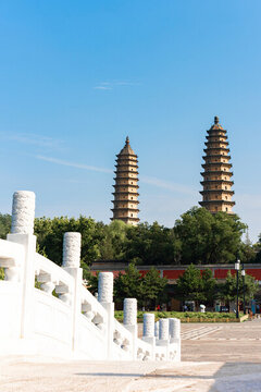 永祚寺又稱雙塔寺藍天白云太陽光