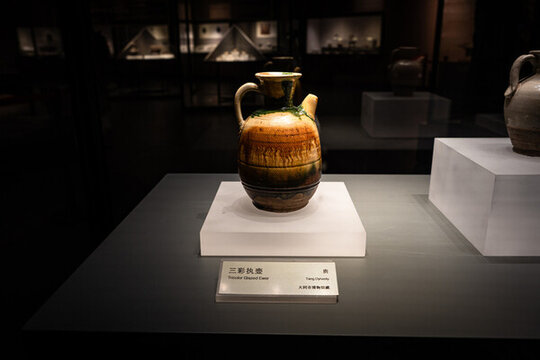 山西省大同市博物館內(nèi)古代壺瓶
