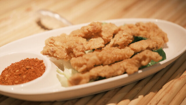盤子里小酥肉的特寫鏡頭