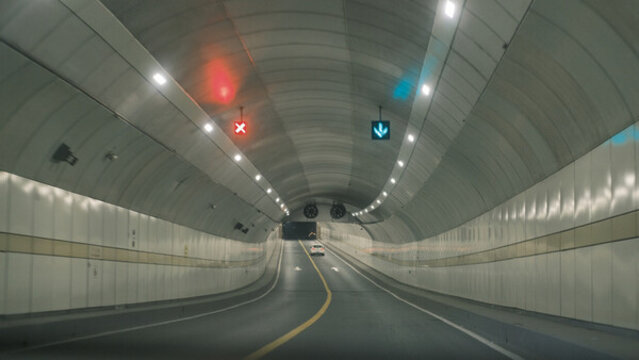 夜晚城市隧道道路交通內(nèi)部