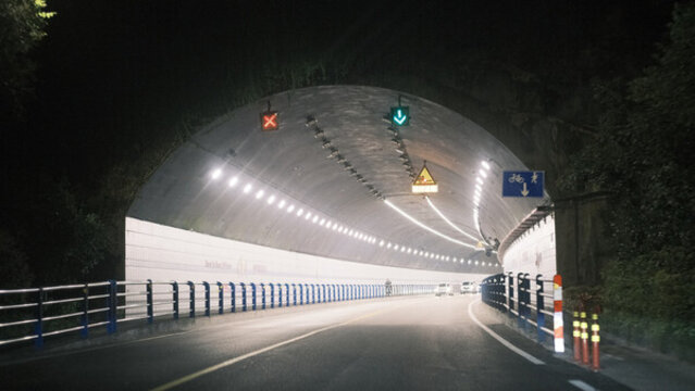 夜晚城市隧道道路交通內(nèi)部
