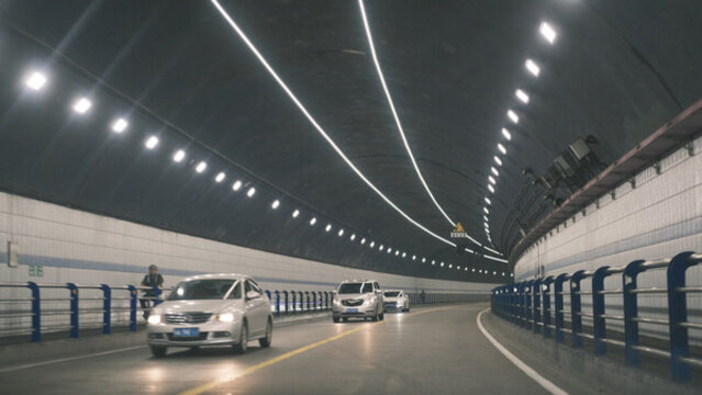 夜晚城市隧道道路交通內(nèi)部