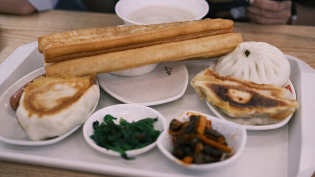 餐桌上盤子里的早餐