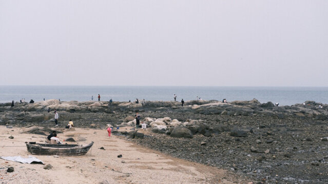 海邊礁石上的風(fēng)景青島魚鳴嘴沙灘