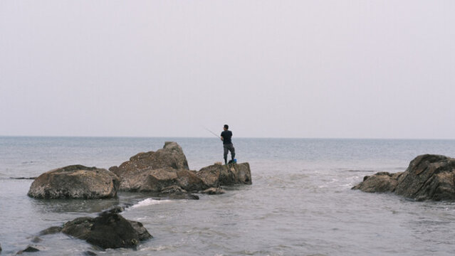 海邊礁石上的風(fēng)景青島魚(yú)鳴嘴沙灘