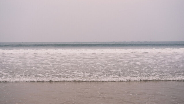 海邊淺灘的波浪
