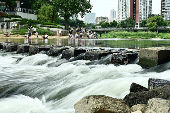 城市河流石階上的流水