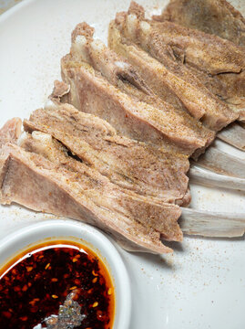 陶瓷餐盤里的手抓羊肉
