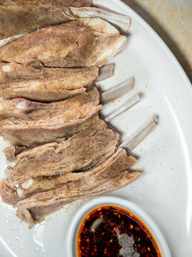 陶瓷餐盤里的手抓羊肉