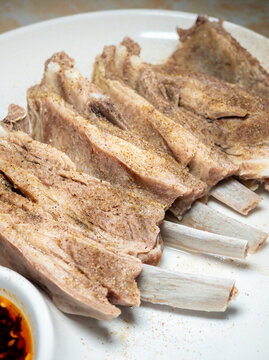 陶瓷餐盤里的手抓羊肉