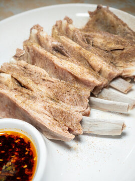 陶瓷餐盤里的手抓羊肉