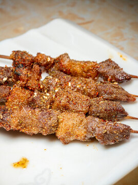 餐盤里的羊肉串