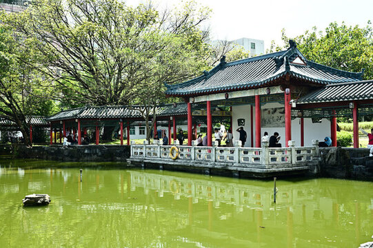 深圳龍園古色古香的亭臺樓閣倒影