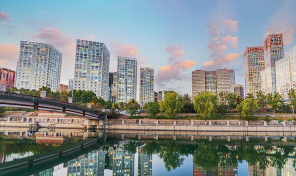 北京現(xiàn)代城市建筑和通惠河風光