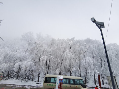 山間雪景