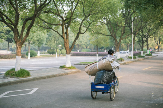馬路上騎車的路人
