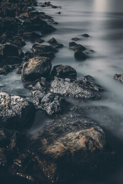 湖邊海邊礁石湖水陽(yáng)光