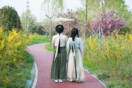 穿漢服的女孩