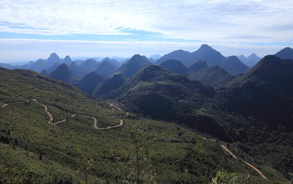 莫六公山峰