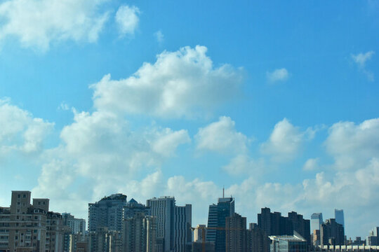 都市上空云層