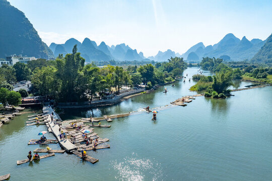 中國(guó)廣西桂林陽(yáng)朔遇龍河景區(qū)風(fēng)光
