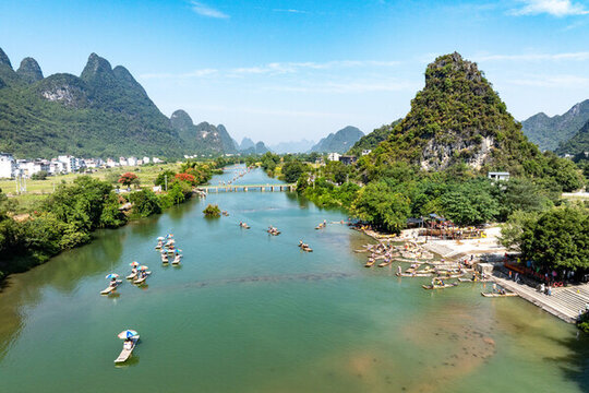 中國(guó)廣西桂林陽(yáng)朔遇龍河景區(qū)風(fēng)光