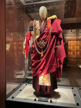 藏族袈裟服飾