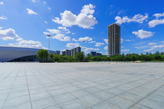 現(xiàn)代建筑旁邊空曠地面的休閑廣場(chǎng)