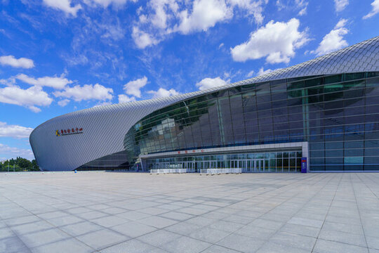 現(xiàn)代建筑旁邊空曠地面的休閑廣場