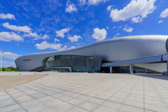 現(xiàn)代建筑旁邊空曠地面的休閑廣場(chǎng)