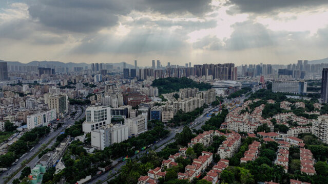 城市上空烏云閃耀著陽光