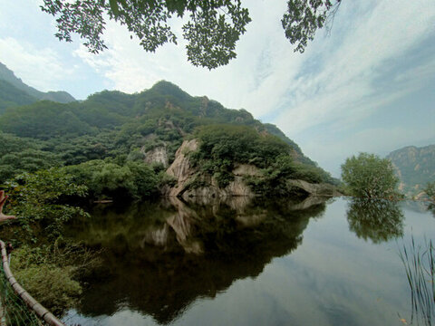 北京雁棲湖的大山森林倒影