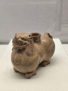 東晉青釉辟邪燭臺(tái)