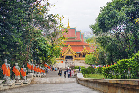 俯視勐泐大佛寺景飄大殿石階