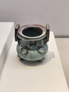 元鈞窯天青釉貼塑花三足爐
