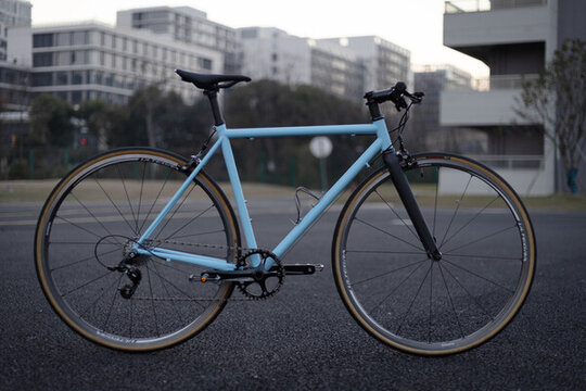 精致藍(lán)色鋼架平把公路自行車