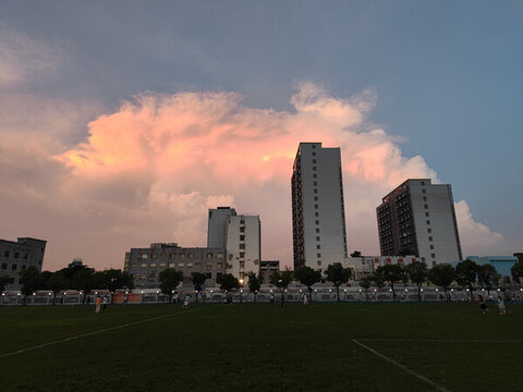 傍晚夕陽下體育場人民休閑放松