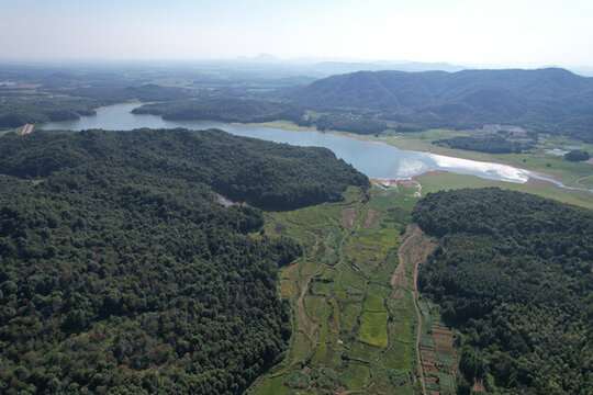 綠色山林農(nóng)田水庫