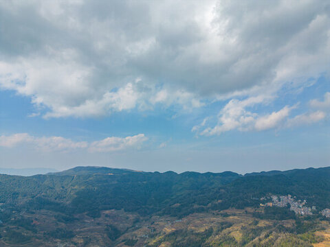航拍藍(lán)天白云下的山脈自然風(fēng)光