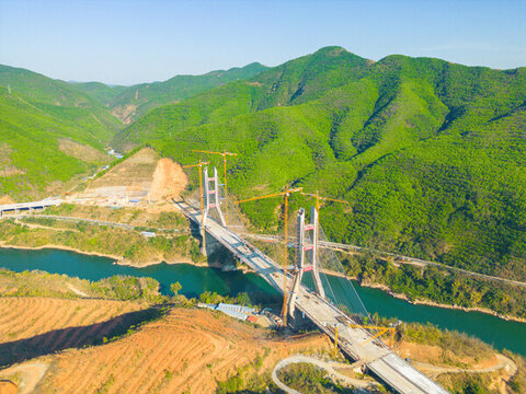 航拍建設(shè)中的西雙版納神秘谷大橋