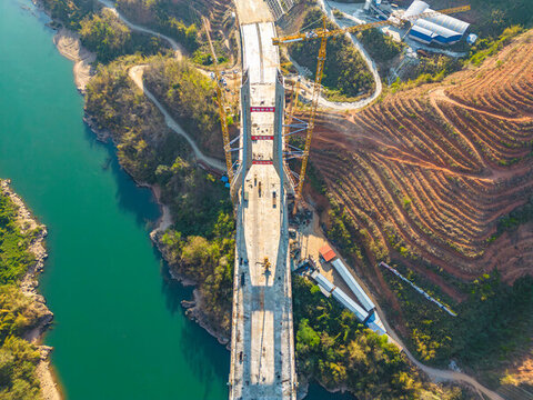 航拍建設(shè)中的西雙版納神秘谷大橋
