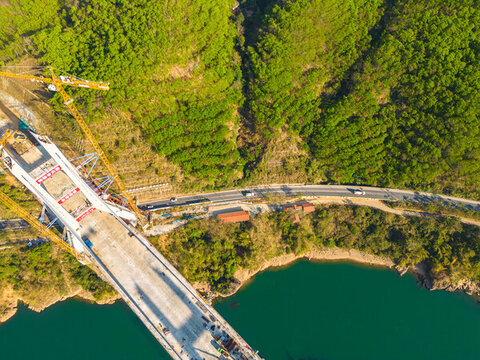 航拍建設(shè)中的西雙版納神秘谷大橋