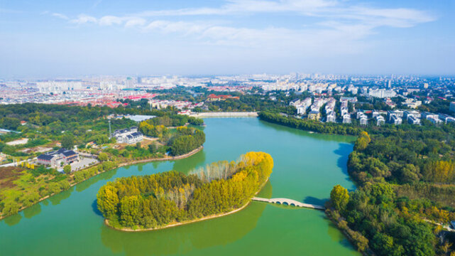 航拍青州城市風(fēng)光南陽(yáng)湖秋色